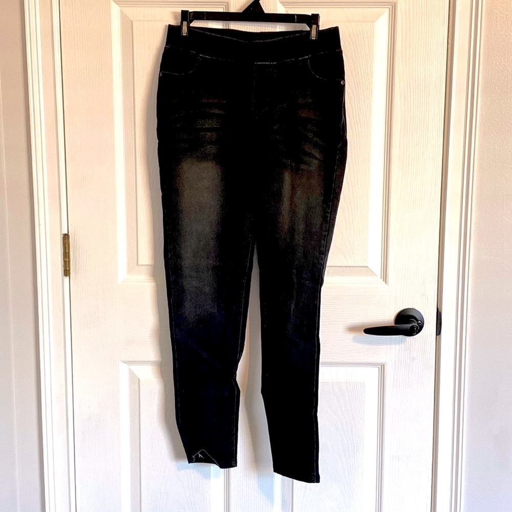 NWOT Ladies Black Jeggings, Size Large. No defects, no stains no tears